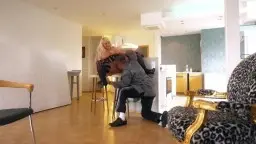 Geile Blonde Fotze mit dicken Titten fickt mit Lieferanten