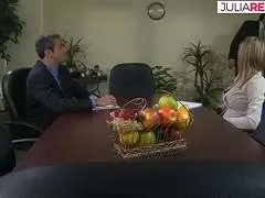 Nach Feierabend treiben es die Lesben auf dem Schreibtisch