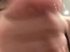 Schwarzhaariges Tattoo-Häschen beim POV Blow- und Handjob