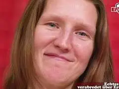 Brünette deutsche Milf fickt sich selbst mit einem Dildo