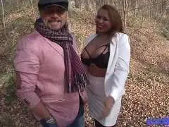 In einer Gartenhütte fickt er die vollbusige Latina