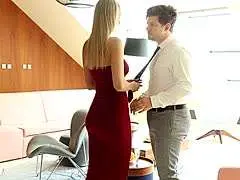 Die große Blondine verführt ihren Kollegen