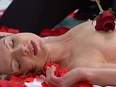 Blondes Girl auf Rosen gebettet und gevögelt