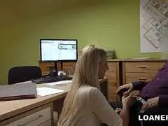 Blondine tut alles um keinen Ärger zu kriegen