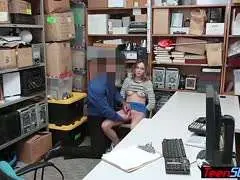 Blonde Ganovin kriegt auf der Wache eine harte Strafe