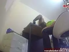 Heißer Creampie Quickie auf Tisch im Büro mit schwarzhaariger Deutschen