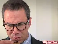 Blondes Luder beim Geschäftsessen gefickt