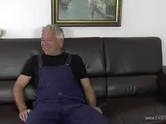 Alte Hängetittenschlampe am Sofa gevögelt