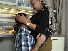 Blonde Milf mit Rastamähne in der Küche gefickt