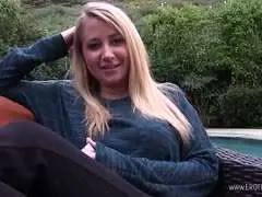 Blondes Busengirl von der Straße abgeschleppt
