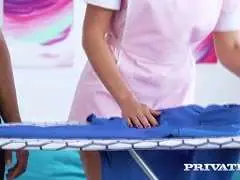 Girl fickt mit weißem und schwarzem Schwanz