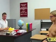 Blondes Luder im Büro gefickt