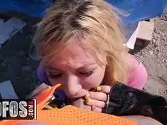 Blondes Flittchen fickt auf der Baustelle