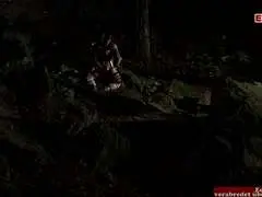 Dunkelhaarige Prinzessin mit nackten Brüsten sitzt auf Stein im Wald, Kleid hochgeschoben