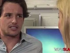 Blonde Chefin telefoniert konzentriert am Büro-Schreibtisch mit Headset