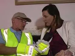 Dickärschige Milf fickt mit reifem Schwanz
