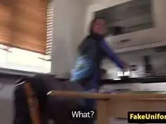 Milf in blauem Kleid steht in sonniger Dachgeschosswohnung mit schräger Wand und Holzregalen