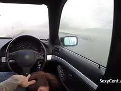 Brünette saugt Polizist schwanz tief im Auto von oben gesehen