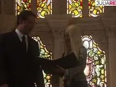 Verführerischer Blick durch das steinerne Rosettenfenster in die Kirche