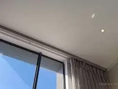 Ebony mit riesigem nacktem Po kniet auf dem Bett und wird von hinten genommen, während eine blonde Frau zusieht