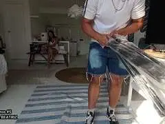 Hart braucht es die tätowierte Schwarzhaarige