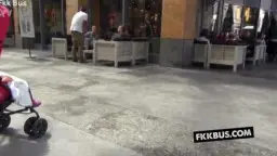 Linda kniet nackt vor einem Mann und saugt gierig an seinem harten Schwanz in einer Holzhütte