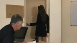 Frau mit pinkem Korsett, älterer Mann sitzt am Schreibtisch