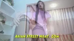 Asiatin in pinkem Hemd und Strapse auf Sofa