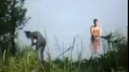 Paar steht eng umschlungen im See, Naturkulisse