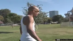 BBC steht auf Wiese, weißes Tanktop, Sonnenbrille