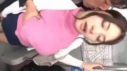 Asiatin in pinkem Pullover liegt rücklings auf Wickeltisch