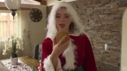 Weihnachtsfee in rotem Samtkleid mit goldenem Teller