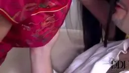 Asiatin in rotem Cheongsam reitet nackt auf Partner